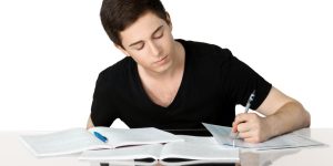 Homem estudando e fazendo anotações