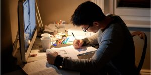 Homem estudando pelo notebook durante a noite